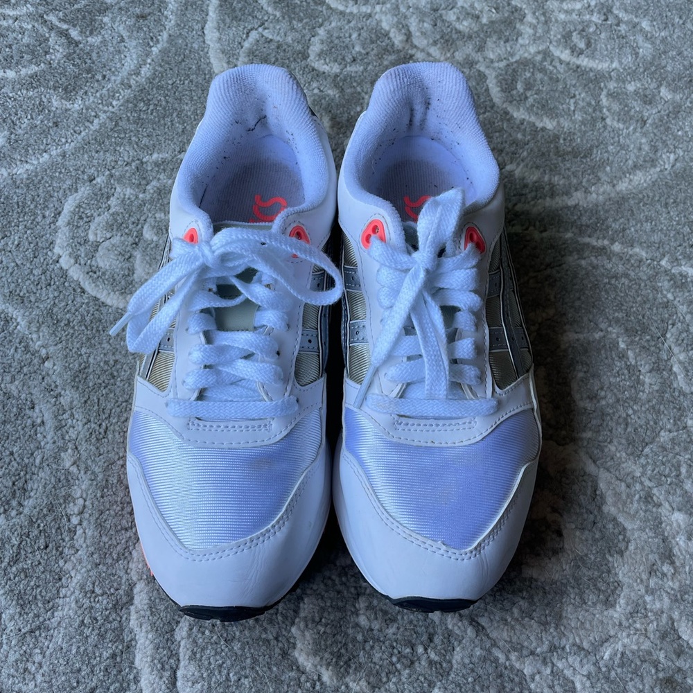 White ASIC gel saga tennis shoes